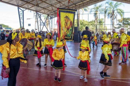 Domingo Cultural levou centenas de pessoas à praça da Vila Nova com atrações de congada, dança e música
