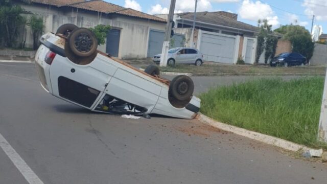 Carro capota e motorista sai ileso no bairro Santa Cruz, em Catalão