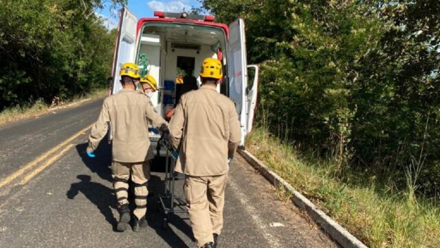Colisão entre carro e moto deixa dois feridos na GO-330 em Três Ranchos