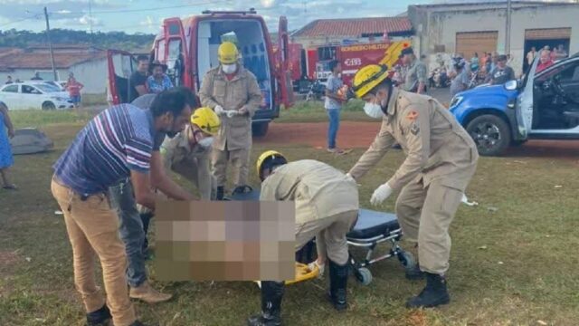 Mulher morre eletrocutada ao tentar tirar pipa presa na rede elétrica, em Goiás