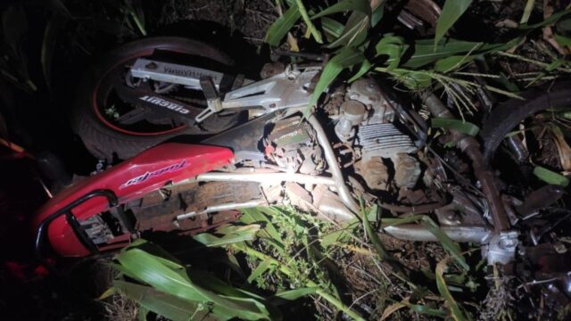 Colisão frontal entre carro e motocicleta mata duas pessoas na BR-452, em Rio Verde