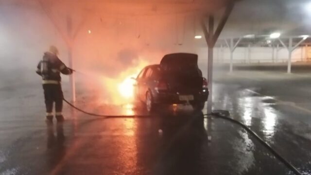 Bombeiros combatem incêndio em carro em Caldas Novas; VÍDEO