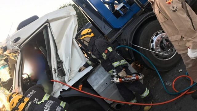 Grave acidente entre caminhões deixa motorista preso às ferragens na BR-060, em Anápolis