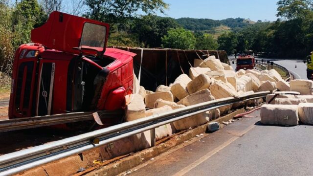 Carreta tomba na BR-050 e deixa motorista ferido, em Araguarí