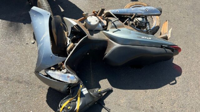 Carro colide contra moto e mulher fica ferida, em Ouvidor