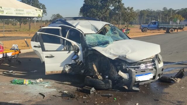 Colisão entre carro e caminhão deixa uma mulher ferida em Caldas Novas