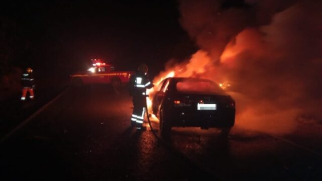 Carro pega fogo após colidir em caminhão na MG 223, em Araguari