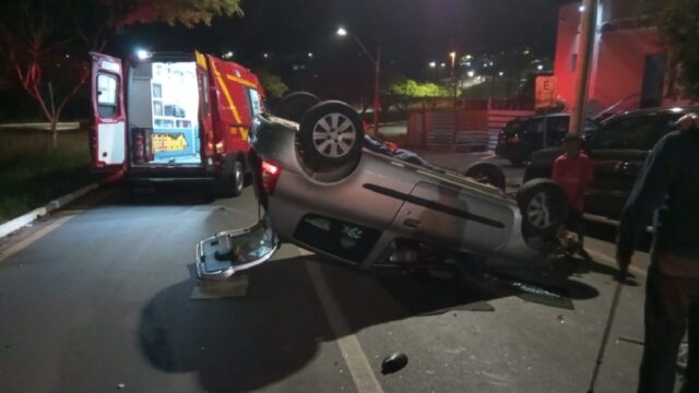 Motorista fica ferida após carro capotar e atinguir vários veículos em Araguari
