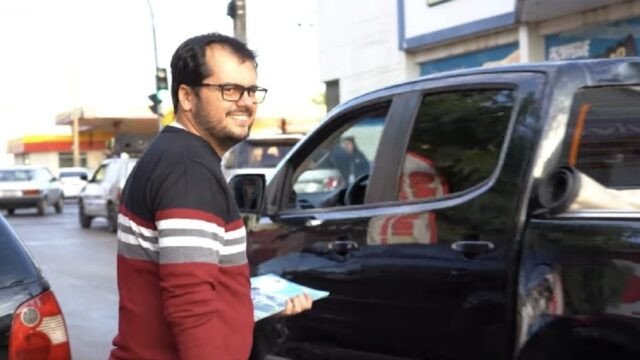 Prefeito de Coromandel vai para ruas da cidade entregar revista sobre balanço de um ano de Gestão