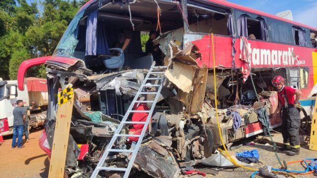 Oito pessoas morrem em acidente entre ônibus de viagem e uma carreta na BR-163 em MT