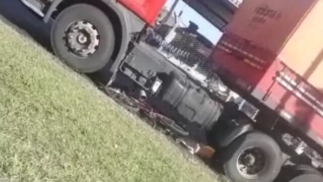 Ciclista morre ao ser atropelado por carreta em Uberlândia