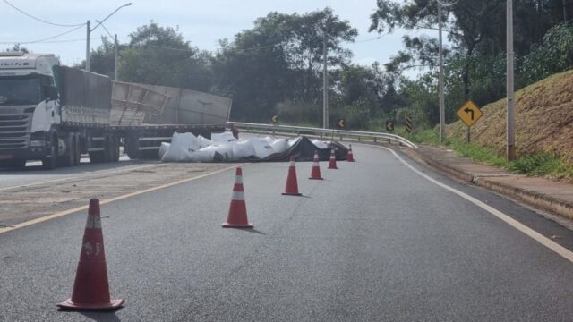 Carreta carregada de fertilizantes tomba ao fazer manobras em rotatória da BR-050, em Catalão