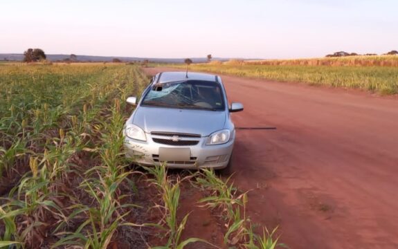 Família tem carro atingido por avião agrícola que decolava em estrada de terra em Goiandira: ‘Pânico’