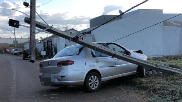 Após colidir carro em poste motorista foge e abandona o veículo em Catalão