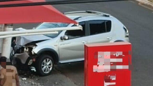Motorista colide carro contra poste em Catalão