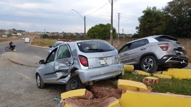 Colisão entre dois carros e uma moto deixa uma pessoa ferida na GO-330 em Catalão