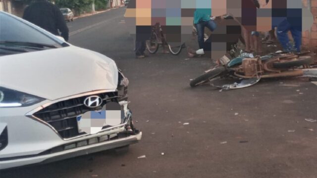 Acidente com carro e moto deixa motociclista ferido em Ouvidor