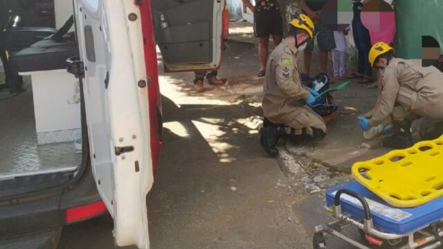 Motociclista sofre queda após colidir contra caminhão em Catalão