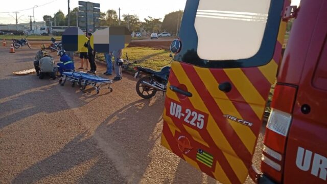 Colisão entre moto e bicicleta deixa dois feridos em rotatório no Dimic