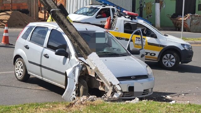 Motorista perde o controle de carro e colide contra poste em Catalão; veja Imagens