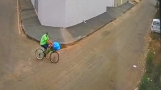 Catalão: câmeras flagram homem em bicicleta descartando irregularmente lixo em calçada