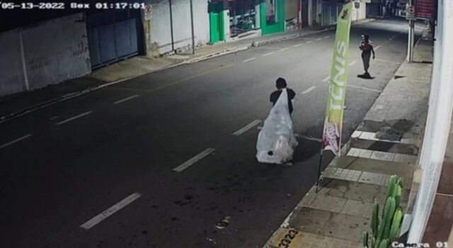Dupla furta loja de tênis em Catalão; o crime foi flagrado por câmeras