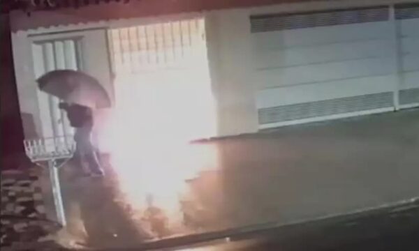 Homem tentar colocar fogo em casa de PM, em Uberlândia; veja vídeo
