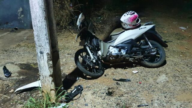 Mulher fica em estado grave após colidir moto contra poste em Catalão