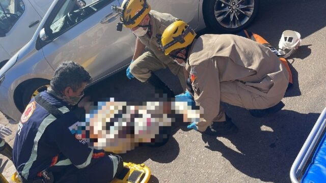 Motociclista fica ferido após colisão com carro no bairro Mosenhor Souza, em Catalão