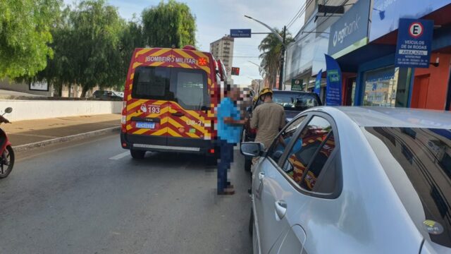Bombeiros atende vítima de acidente de trânsito no Centro em Catalão