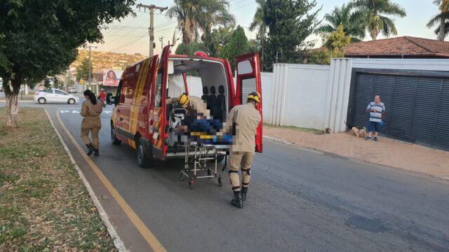 Motociclista fica ferida após enroscar em fio de telefonia e sofrer queda, em Catalão