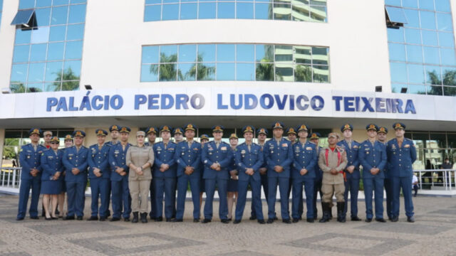 Governador assina decreto para promoção de 513 oficiais e praças do Corpo de Bombeiros em Goiás