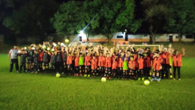 ABECAT entrega novos uniformes aos alunos matriculados no Projeto Comunitário Nova Geração II