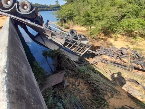 Acidente deixa caminhão pendurado na ponte do Rio Araguari  entre os município de Araguari-Uberlândia