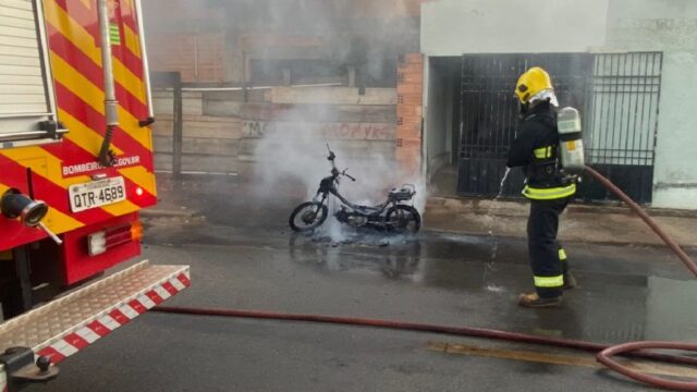 Em Catalão, motocicleta entra em chamas após proprietário dar partida