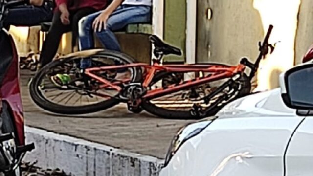 Adolescente fica ferido ao prender pé entre a roda e o garfo da bicicleta em Goiandira