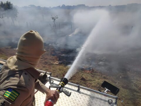 Bombeiros combatem incêndio em vegetação, em Catalão