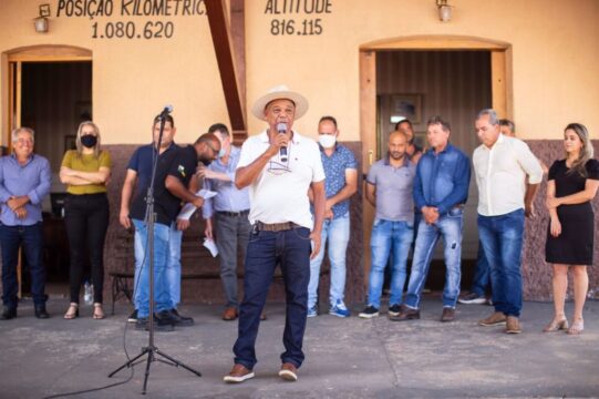 Presidente da Câmara de Ouvidor e demais vereadores participam de entrega de trator ao município de Ouvidor