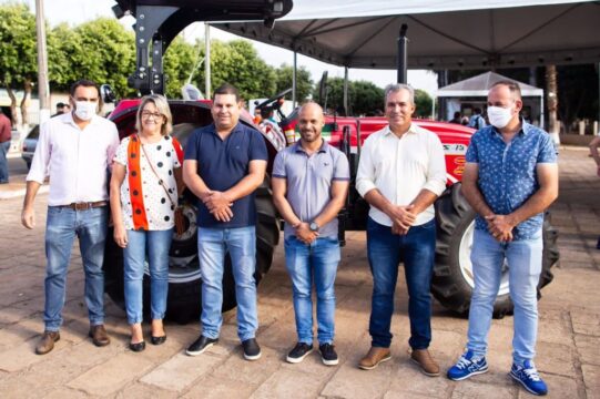 Ouvidor recebe novo trator para Secretaria de Agricultura com emenda do deputado José Nelto