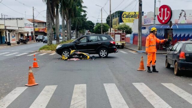 Motociclista fica ferido após colisão com carro em Araguari