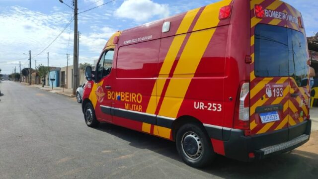 Adolescente não respeita sinalização e colide contra automóvel na Vila Mutirão, em Catalão