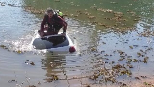 Corpo de Bombeiros retira carro que caiu dentro do lago Azul, em Três Ranchos; Vídeo