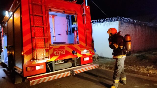 Linha de pipa com cerol causa incêndio em residência e deixa família em risco, em Catalão