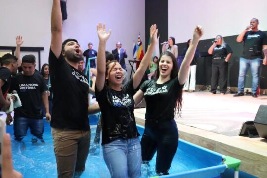 Uma Nova História: Igreja Quadrangular de Catalão realiza batismo de 50 novos membros