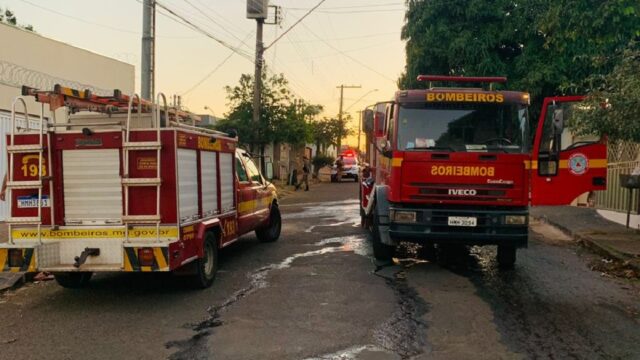 Bombeiros combatem incêndio em residência no Bairro Santa Helena, em Araguari