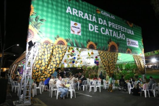 Primeira noite do Arraial da Prefeitura de Catalão lota o entorno da Igreja da Velha Matriz