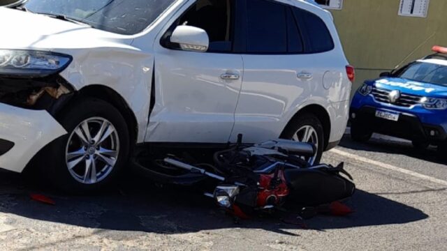 Motociclista fica ferido após colisão com carro na cidade de Cumari