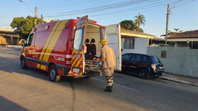 Mulher fica ferida após colidir moto em automóvel, em Catalão