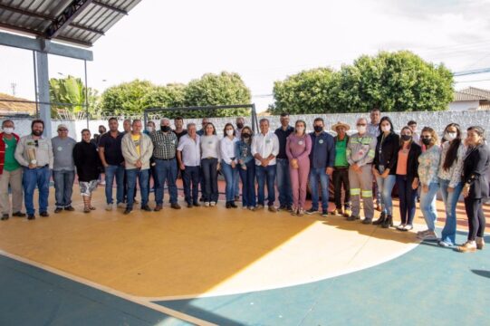 Secretaria do Meio Ambiente realiza palestras e distribuição de mudas em Ouvidor