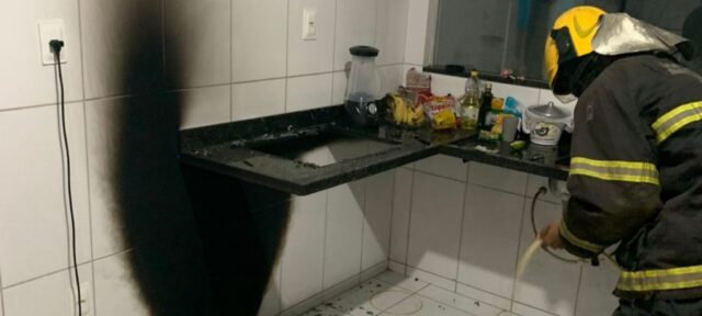 Incêndio em residência causa destruição na cozinha, em Araguari